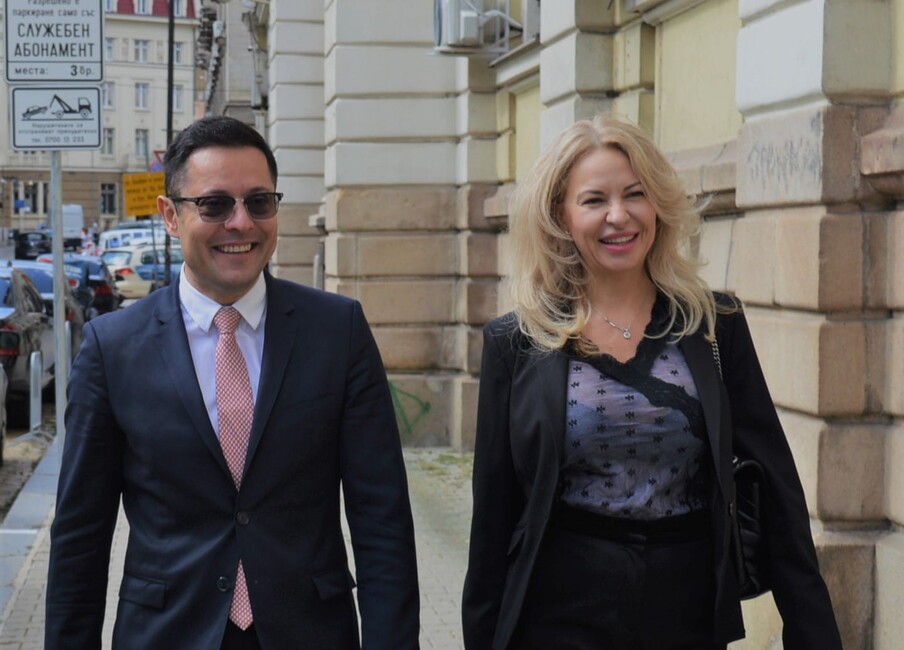 размазан фон ministar-na-inovacziite-i-rastezha-aleksandar-pulev-i-glavniyat-direktor-na-gd-efk-iliyana-ilieva-1.jpg