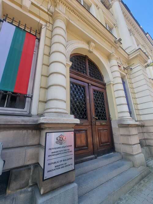 размазан фон ministerstvo_na_inovacziite_i_rastezha.jpg