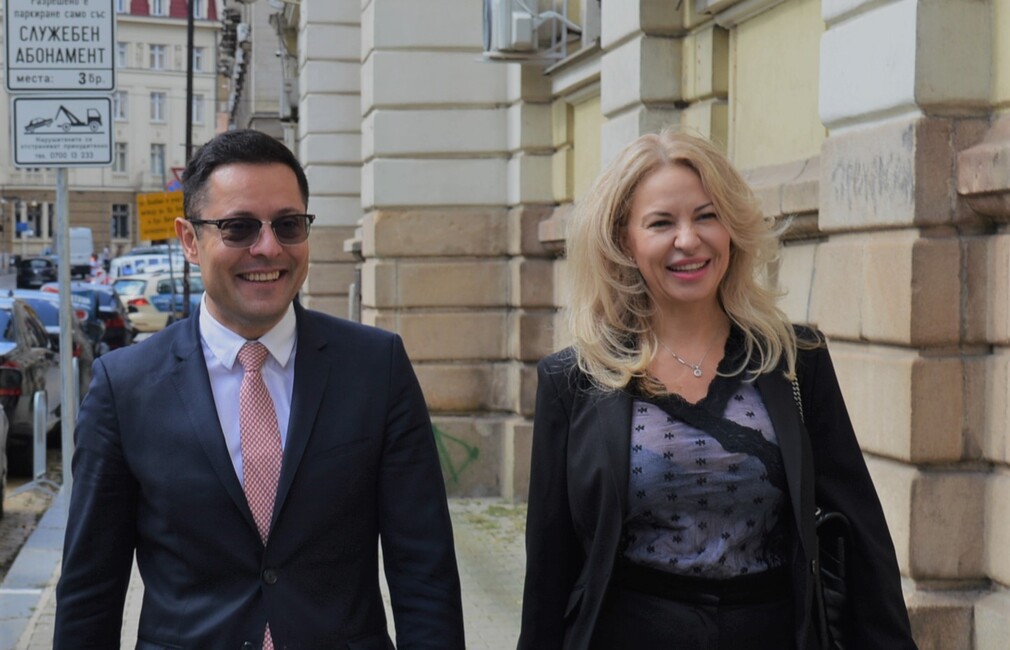 размазан фон ministar-aleksandar-pulev-i-glaven-direktor-na-gd-efk-iliyana-ilieva.jpg