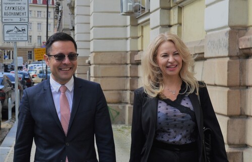 размазан фон ministar-aleksandar-pulev-i-glaven-direktor-na-gd-efk-iliyana-ilieva.jpg