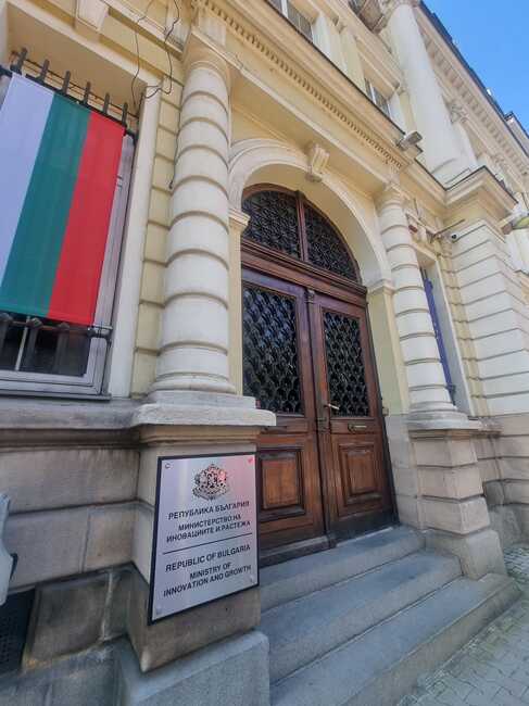 размазан фон ministerstvo_na_inovacziite_i_rastezha.jpg
