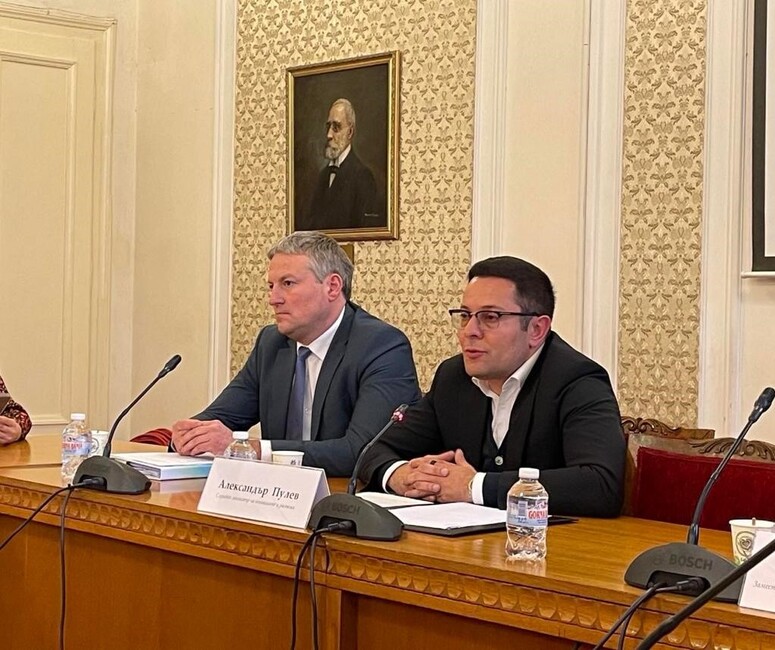 размазан фон ministar-pulev-i-kalin-marinov.jpg