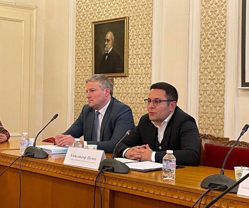 размазан фон ministar-pulev-i-kalin-marinov.jpg