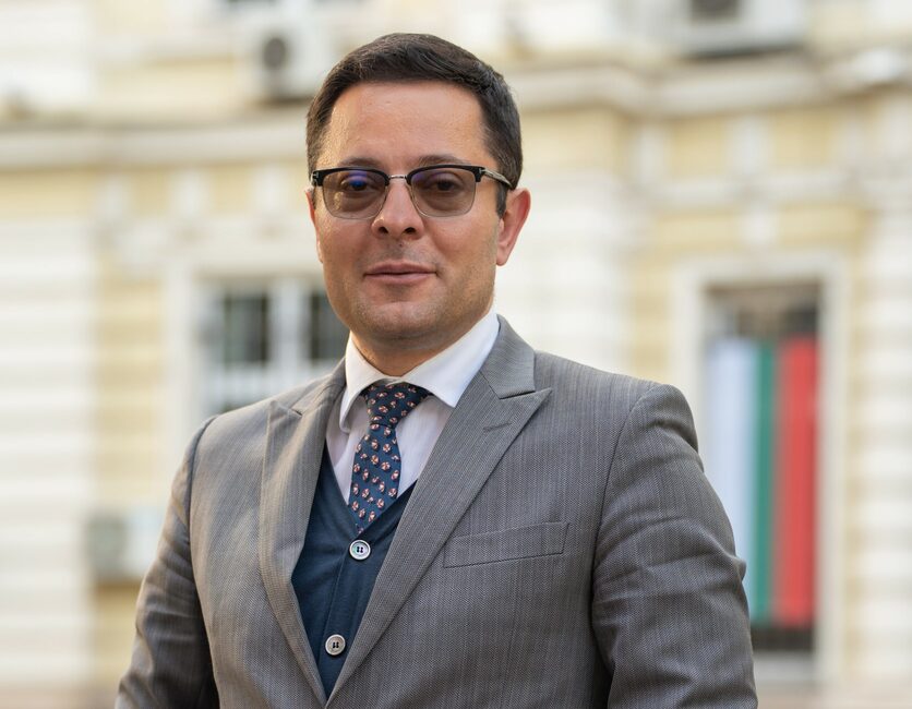 размазан фон ministerpoulev-scaled.jpg