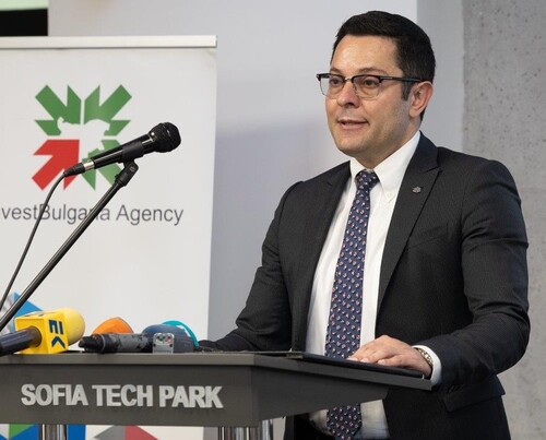 размазан фон ministarpulev.jpeg