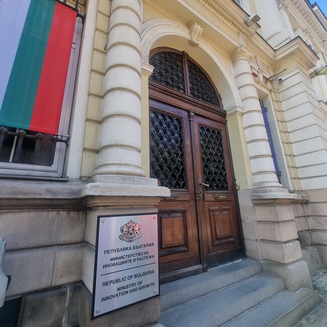 размазан фон ministerstvoto-na-inovacziite-i-rastezha.jpg