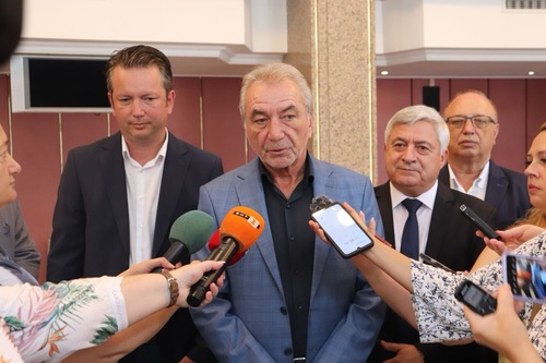 размазан фон ruse_karadimov_25_07_24.jpg
