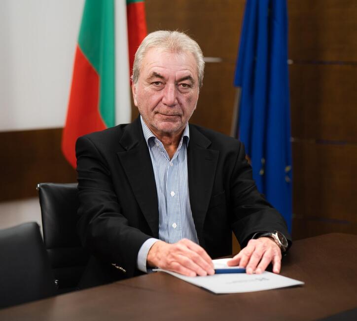 размазан фон docz.-d-r-rosen-karadimov-–-ministar-na-inovacziite-i-rastezha-1.jpg