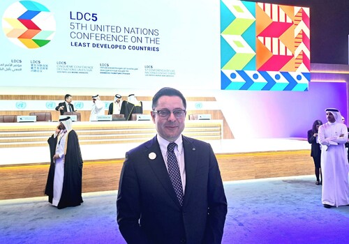 размазан фон ministar_pulev_konferencziya_oon_doha_05.03.jpg