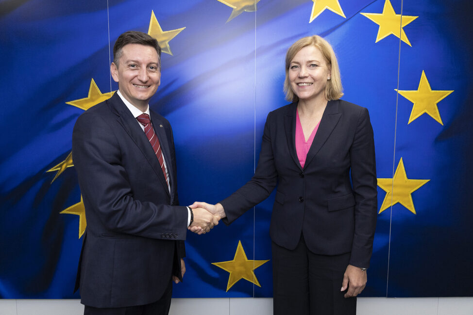 размазан фон ministar-vasilev-i-zam.-predsedatelyat-na-ek-za-tehnologichen-suverenitet-sigurnost-i-demokracziya-hena-virkunen-scaled.jpg