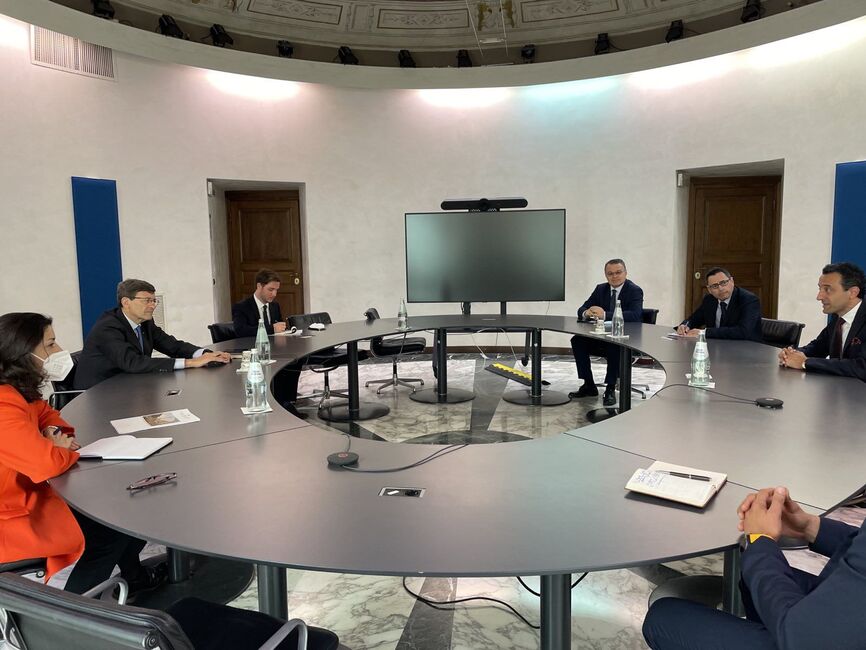 размазан фон po-vreme-na-oficzialnata-si-vizita-v-italiya-ministar-lorer-provede-srestha-i-s-vitorio-kolao-ministar-na-tehnologichnite-inovaczii-i-digitalnata-transformacziya..jpeg